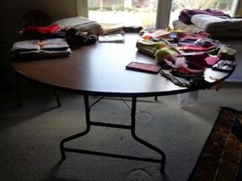 5' round fold up table
