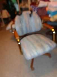 table w/4 chairs on rollers