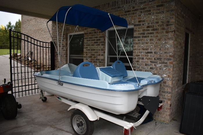 Pelican Energy DLX Paddle Boat w/ Motor and Trailer
