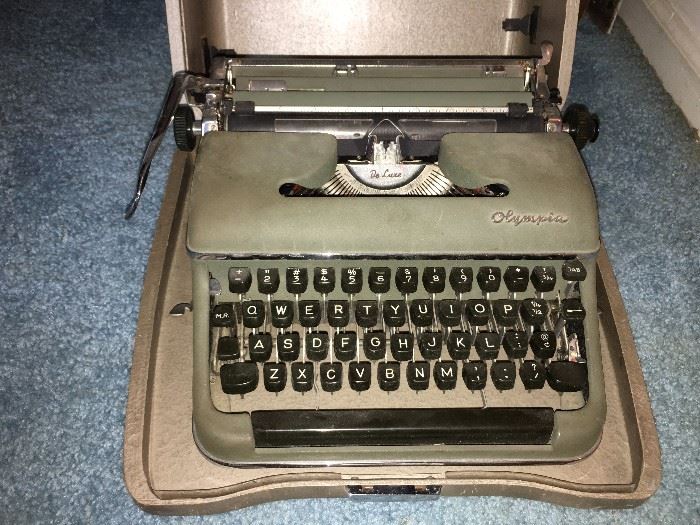 Vintage Royal manual with case