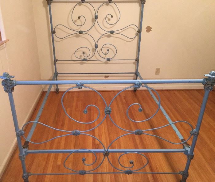 Antique scrolling iron bed 