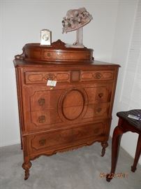 1920's chest of drawers with jewelry drawer on top