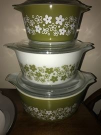 Vintage Pyrex casserole dishes with lids!