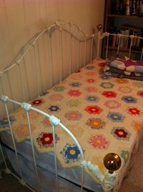Daybed, vintage quilt