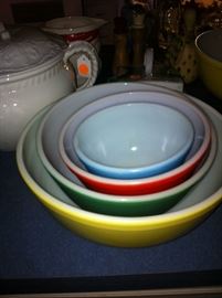 Pyrex mixing bowl set