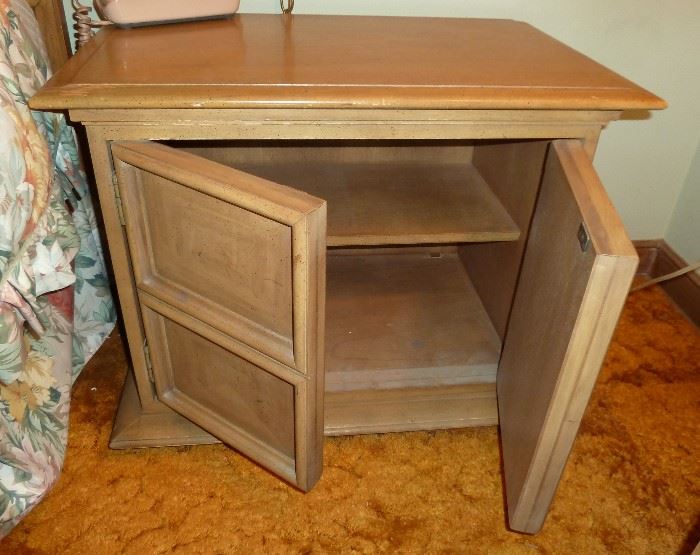 Pair of solid wood Thomasville night stands with double-door storage area.