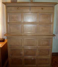 Solid wood Thomasville high-boy, chest on chest style, with six drawers.