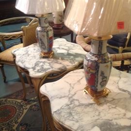 Pair of marble top end tables and matching coffee table, pair of Chinese lamps