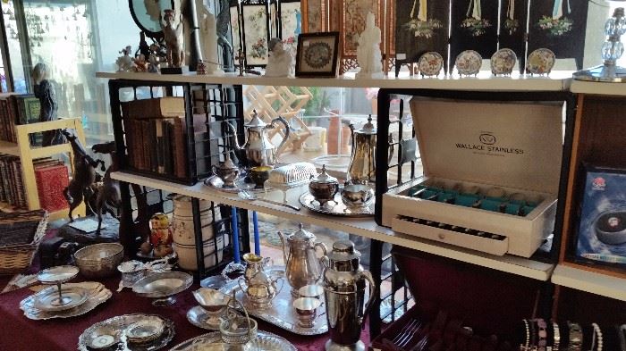 Silverplate & other decorator items.