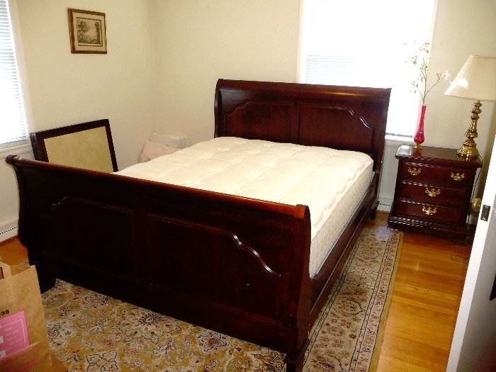 Sumter Cabinet Queen Sleigh Bed --like new  & Side Night Stands