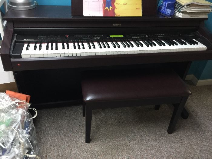 Nice Roland KR-277 electric piano.
