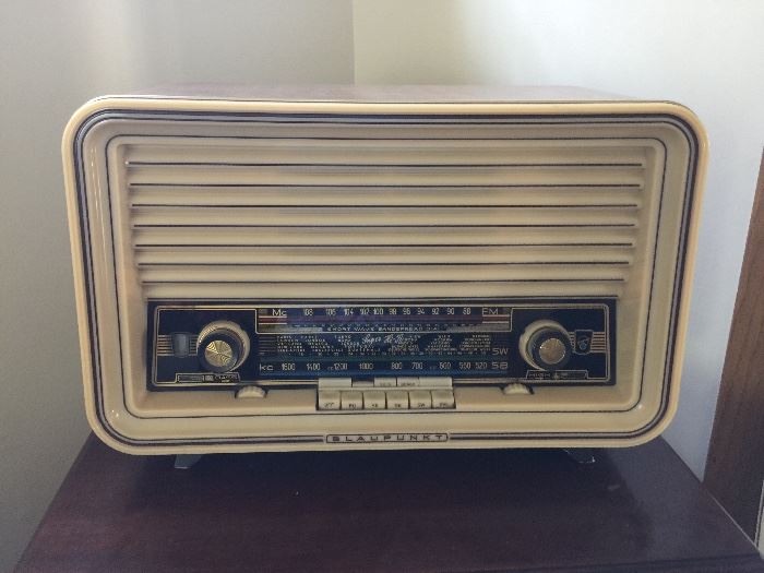 WOW!  Vintage, rare Blaupunkt Sultan 2420 tube AM/FM/Shortwave radio  - working.  Outside is in great condition.