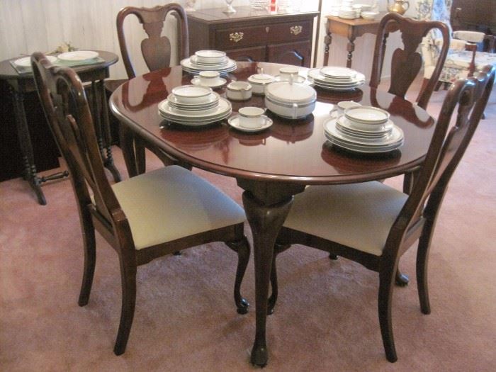 Queen Anne Dining Table with 6 Chairs.
