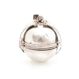 Sterling Silver Locket Orb: An orb shaped locket that opens to expose four circular picture frames. Made of sterling silver. Marked mexico 925. Total weight is 0.49 ozt.
