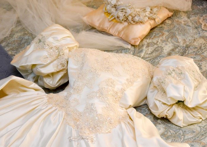 Stunning Vintage Wedding Dress & Veil