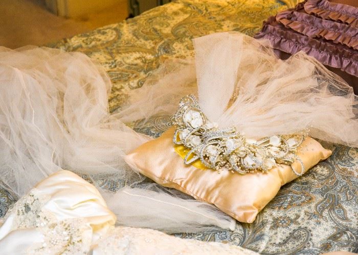 Stunning Vintage Wedding Dress & Veil