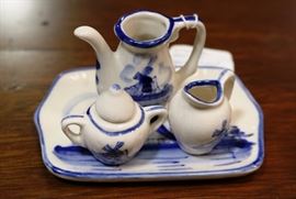 Delpht doll tea set