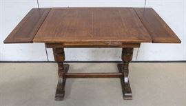 Draw leaf English pub table