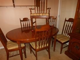 Oval dining table with 6 chairs/3 leaves