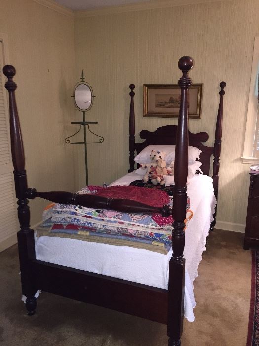 Pair of mahogany twin beds, excellent condition