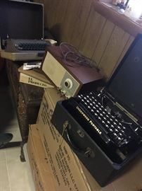 Great mid century radio & typewriters 