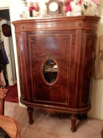 ELEGANT COURT CUPBOARD WITH BEVELED & ETCHED GLASS INSERT