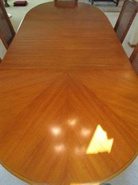 Beautiful Henredon dining set with 4 side & 2 captains chairs.  Comes with full pads & two leaves.  106" long fully extended.  