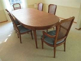 Beautiful Henredon dining set with 4 side & 2 captains chairs.  Comes with full pads & two leaves.  106" long fully extended.  