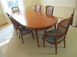 Beautiful Henredon dining set with 4 side & 2 captains chairs.  Comes with full pads & two leaves.  106" long fully extended.  