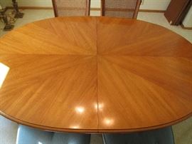 Beautiful Henredon dining set with 4 side & 2 captains chairs.  Comes with full pads & two leaves.  106" long fully extended.  