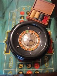 Retro 12" black Bakelite roulette wheel with felt table, ball & chips
