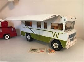 Very cool 1970's Tonka Indian Winnebago camper with original man, woman & dog figures & brochure