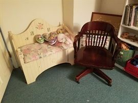 Gossip Bench and office chair