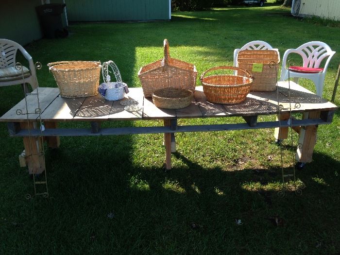 Low workbench on wheels, various baskets