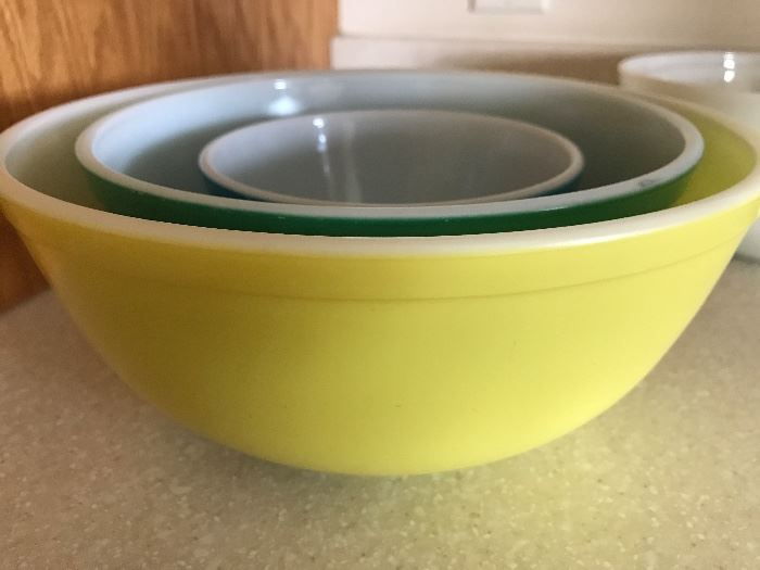 Pyrex bowls Primary Colors. Missing the Red BOwl 