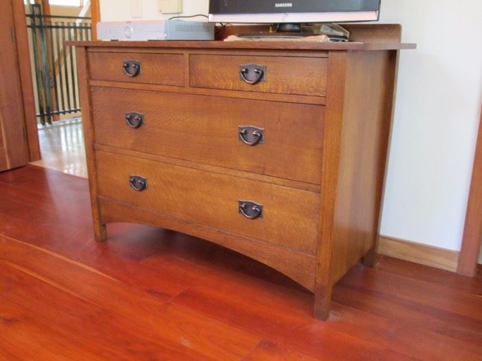 Mission Collection
Harvey Ellis Single Dresser
This solid and sturdy oak four drawer dresser provides years of use. This piece includes a backsplash and dark copper hardware.
