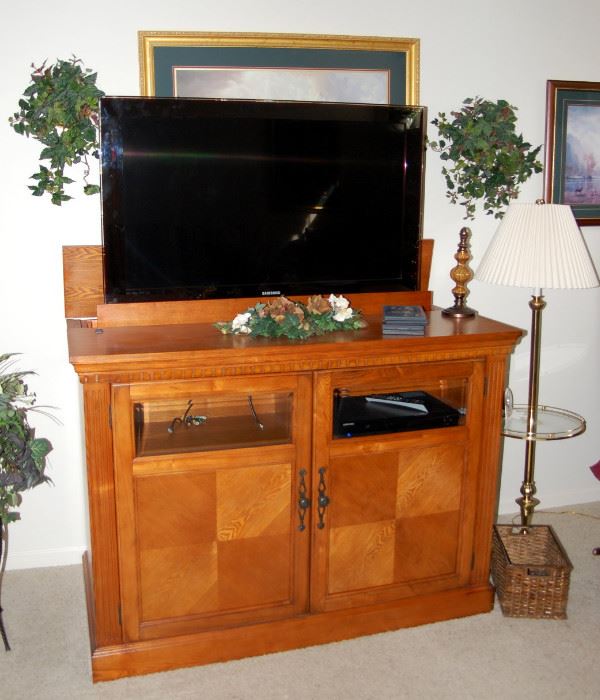 Flat Screen TV with stand... TV Raises and lowers with remote !!!!!!!!!!