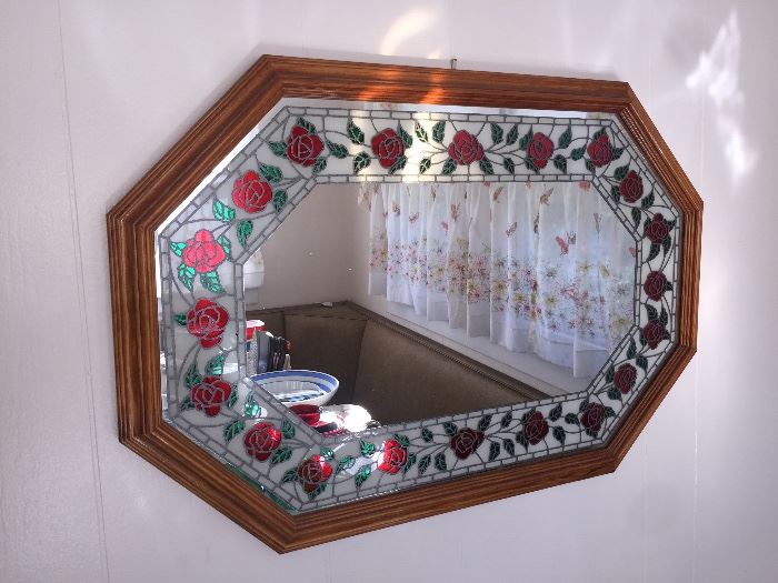 Wall mirror with roses