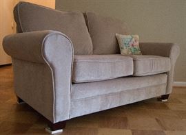  Loveseat http://www.ctonlineauctions.com/detail.asp?id=629726