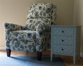  Recliner and side table http://www.ctonlineauctions.com/detail.asp?id=629742