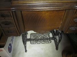 SINGER SEWING MACHINE