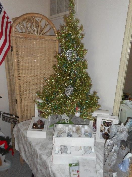 Tinsel Tree, Green /Gold, lighted, 4f feet tall including stand.