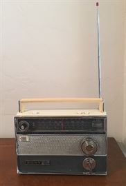 Sony AM/FM/SW-2 Receiver Radio 14 transistor  Model TFM1000-W           