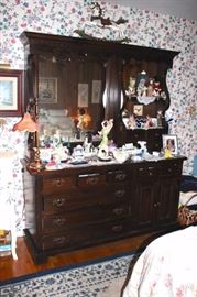 Hutch with Decorative and Lamp