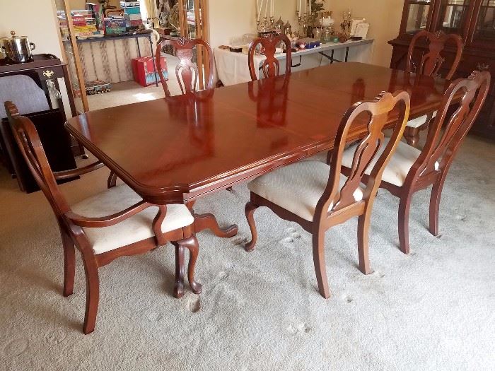 Lexington dining room table and chairs (fully extended with leafs)