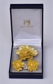 18k Gold Floral Brooch and Earring Set
2" brooch, 1 1/8" clip on earrings
47.65 dwt
in a Shreve, Crump and Low box