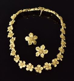 Tiffany & Co. 18k Gold Necklace and Earring Set
floral design
19 1/2" long necklace, 1 1/4" earrings
signed "Tiffany & Co./Tiffany Classics"
97.45 dwt
