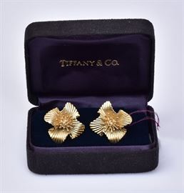 Tiffany 14k Gold Floral Earrings
1 1/4" long clip-on, 9 dwt
stamped "Tiffany & Co."
in a Tiffany box