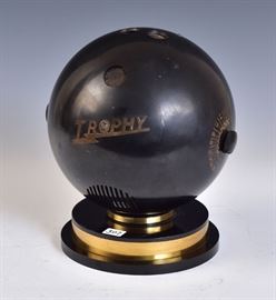 Trophy Bowling Ball Radio
bakelite, 9 1/2" high
circa 1940