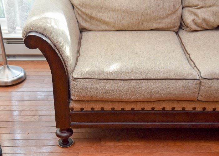 Traditional 2-Seat Sofa / Loveseat